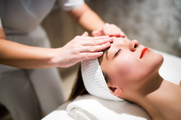 Rejuvenating relaxing massage by masseur at massage saloon - Foto, imagen