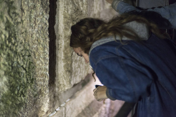 Εφηβικό κορίτσι προσεύχεται στο δυτικό τοίχο, παλιά πόλη, το Ισραήλ - Φωτογραφία, εικόνα