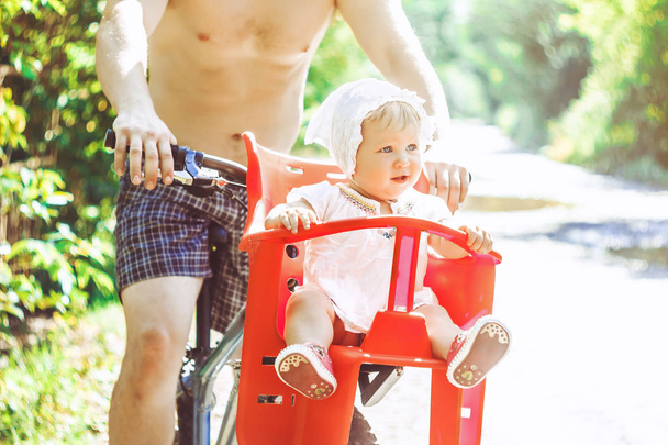 pai com sua filha em uma bicicleta
 - Foto, Imagem