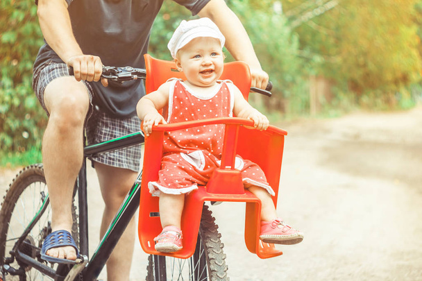 自転車で娘とお父さん - 写真・画像