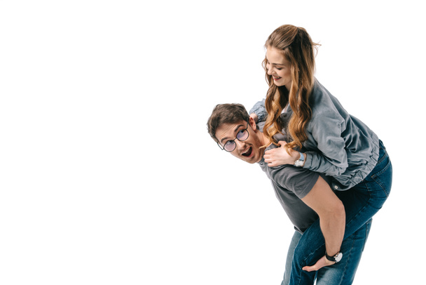 heureux copain donnant piggyback à copine isolé sur blanc
 - Photo, image