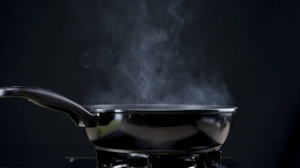 Poêle à frire fumant
 - Photo, image