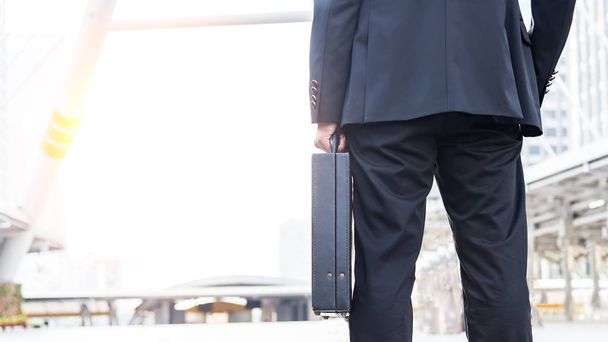 Saat çalışmak için bir iş briefcase.businessman evrak çantası tutarak ve gidiş tutarak iş adamı - Fotoğraf, Görsel