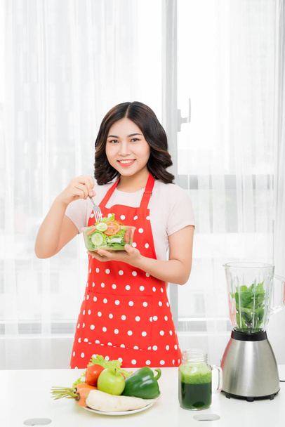 Ładny Asian kobieta picia zielone smoothie śniadanie - Zdjęcie, obraz