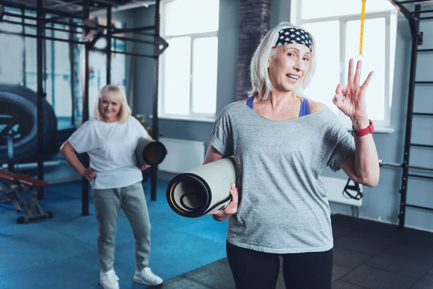 Positive senior woman gesturing ok sign at gym - Fotoğraf, Görsel