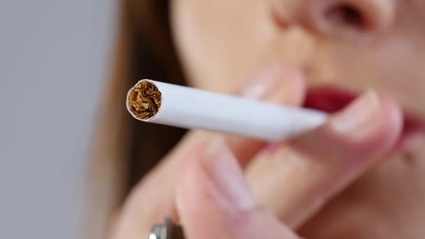 mladá bruneta žena zapálí cigaretu, pomalý pohyb - Záběry, video