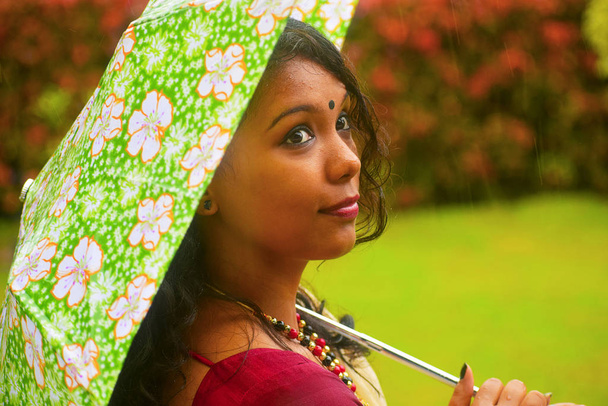 インドの少女サリ マハラシュトラ州プネーの傘と雨の中歩いて - 写真・画像