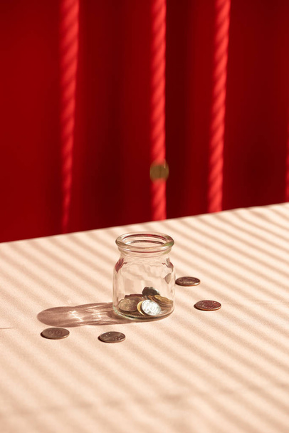 Monedas en frasco de vidrio. Concepto de ahorro
 - Foto, Imagen