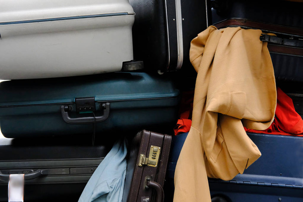 купа багажу та багажу. старий стиль валізи та одягу. доріжка
 - Фото, зображення