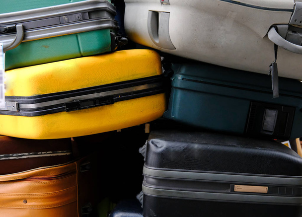 Куча багажа и багажа. чемодан в старом стиле. Путешествия и путешествия
 - Фото, изображение