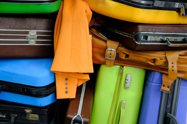 hromadu zavazadel a zavazadla. starý styl kufr & oblečení. Trave - Fotografie, Obrázek