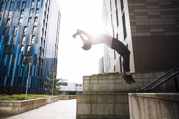 Freerunner doing a Backflip in the City - Fotoğraf, Görsel