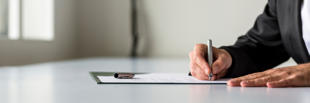 Широкий панорамний вид бізнесмена рука підписання юридичної або страхової
 - Фото, зображення