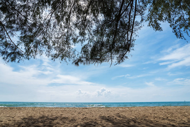 Красивый пляж с голубым небом, зеленые сосны, Пхукет, Таиланд
.  - Фото, изображение