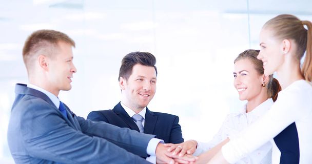 Empresários com as mãos juntas num círculo
 - Foto, Imagem