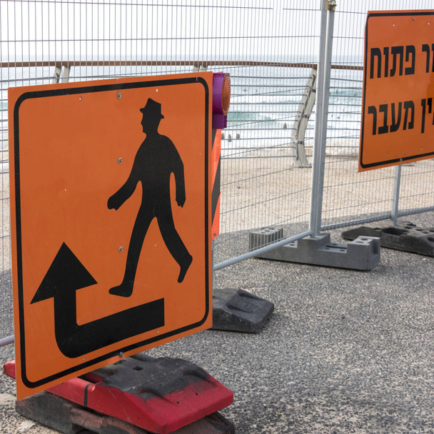 Zbliżenie: szyldy wyłączonej z ruchu kołowego promenadzie, Old Jaffa, Tel Awiw-Jafa, Izrael - Zdjęcie, obraz