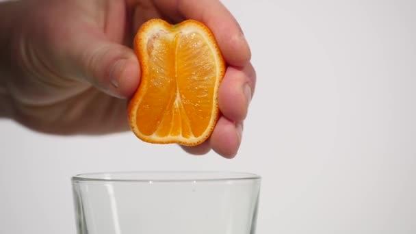 Male Hand Squeezing Fresh Orange Juice.Hand squeezing an orange - Πλάνα, βίντεο