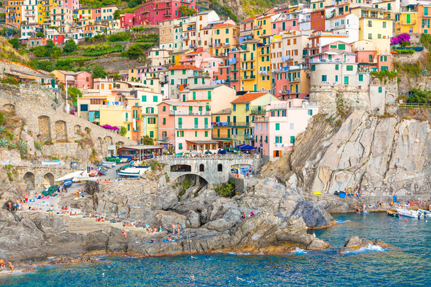 Festői kilátással óceánra és a kikötő településen színes Vernazza, Ci - Fotó, kép