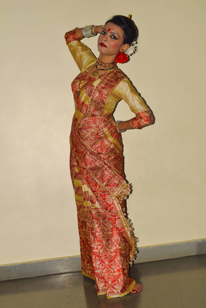 Chica india en traje tradicional de Assamese Bihu, Pune, Maharashtra
 - Foto, Imagen