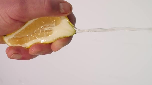 Φρέσκο χυμό λεμονιού που πιέζονται με το χέρι, αρσενικό - Πλάνα, βίντεο