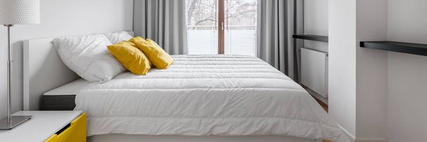 White bedroom with double bed - Zdjęcie, obraz