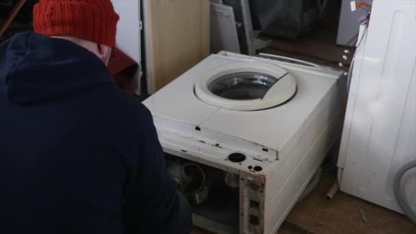 İç çamaşır makinesi hizmet tesisatçı R3d üzerinde ateş - Video, Çekim
