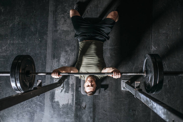 Strong Man Lifting Weights - Фото, зображення