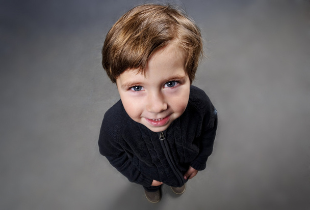 Портрет милого маленького хлопчика, який дивиться вгору
 - Фото, зображення