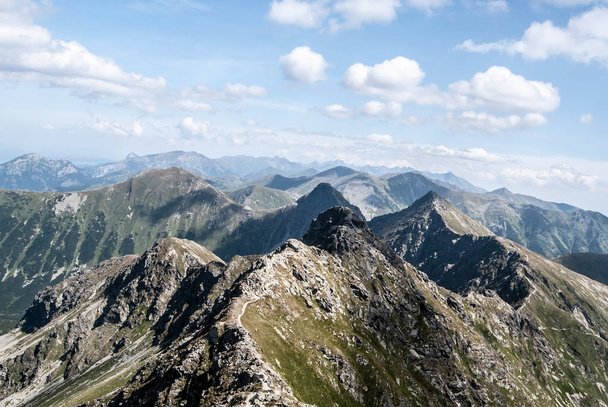 Panorama delle montagne Tatra dalla cima Hruba kopa sul gruppo montuoso Rohace in Slovacchia
 - Foto, immagini