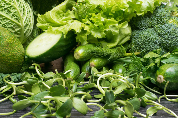 primer plano de verduras verdes orgánicas crudas, calabacín, verduras, col, lechuga, verduras, brócoli
 - Foto, imagen