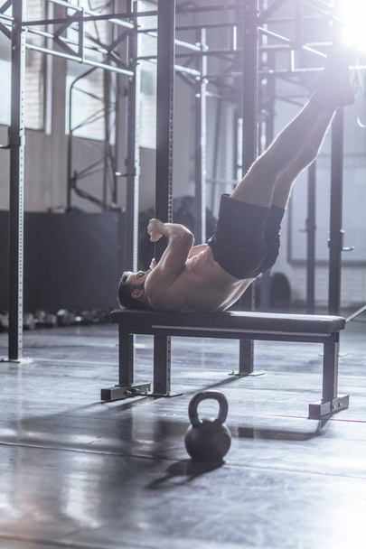 Man Doing Workouts at Gym - Foto, Imagen
