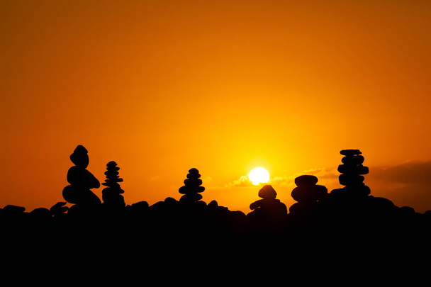 Coucher de soleil avec des pieux de pierre Tenerife
 - Photo, image