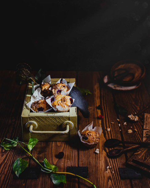 крупным планом домашнего печенья с орехами в коробке на деревенском деревянном фоне со свежими зелеными листьями
  - Фото, изображение