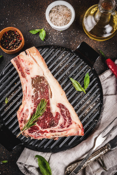 Raw beef striplon steak - Foto, Imagen