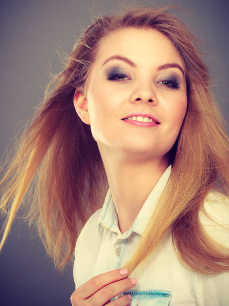 Houkutteleva blondi nainen tuulenpuhallettu hiukset
 - Valokuva, kuva