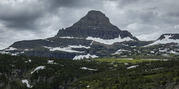 Mountain peak against cloudy sky, Going-to-the-Sun Road, Glacier National Park, Glacier County, Montana, Estados Unidos
 - Foto, imagen