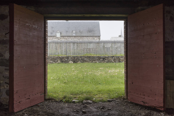 Porta aberta do armazém na Fortaleza de Louisbourg, Louisbourg, Cape Breton Island, Nova Escócia, Canadá
 - Foto, Imagem