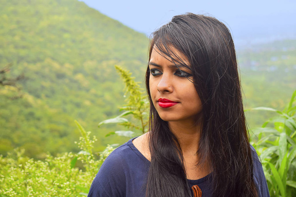 山背景、プネ、マハラシュトラ州のインドの女の子. - 写真・画像