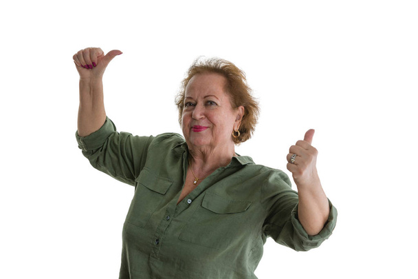 Positieve senior vrouw geven duimen omhoog - Foto, afbeelding