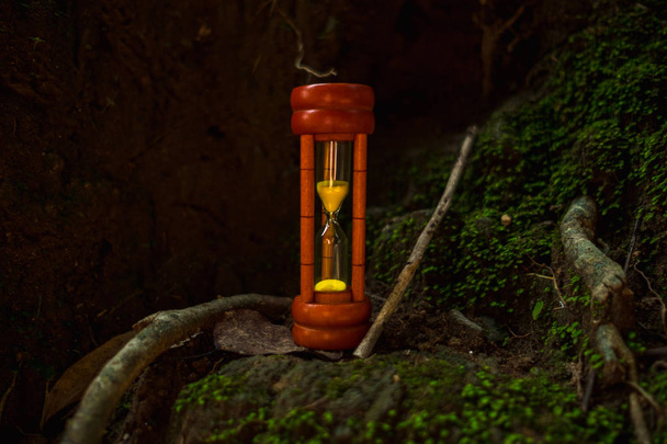 деревянные часы с солнечным светом отражаются на скале, которая имеет
 - Фото, изображение