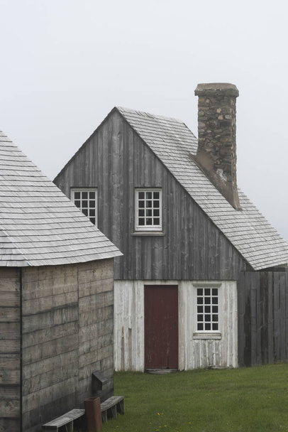 Casas en pueblo, Fortaleza de Louisbourg, Louisbourg, Cape Breton Island, Nova Scotia, Canadá
 - Foto, Imagen