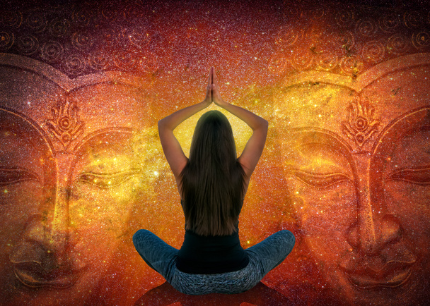 Femme faisant du yoga et de la méditation
 - Photo, image