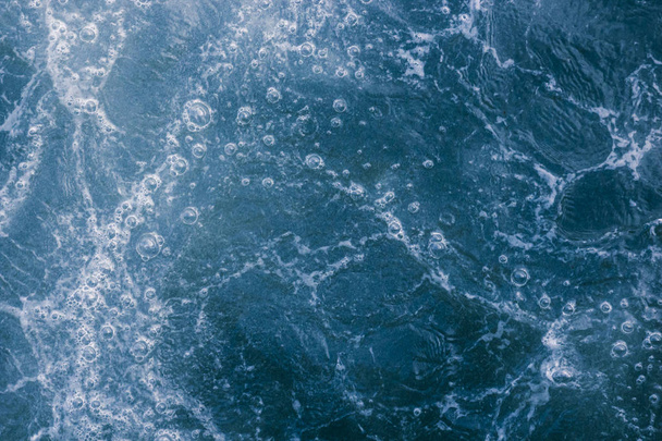Αφηρημένο μπλε θαλασσινό νερό με Λευκός αφρός και φυσαλίδες για λεμονάτα - Φωτογραφία, εικόνα