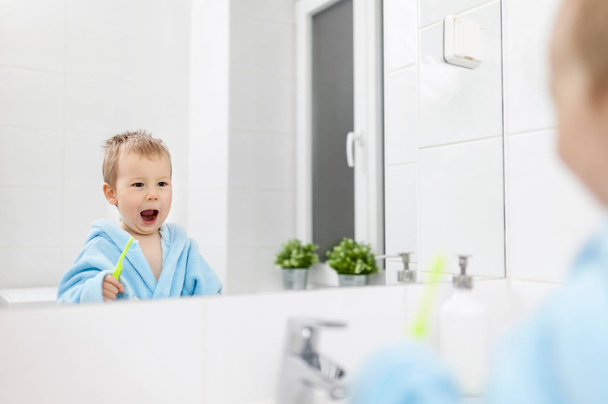 Adorable child learing how to brush his teeth  - Valokuva, kuva