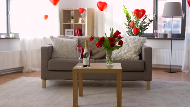 Wohnzimmer oder Haus zum Valentinstag dekoriert - Filmmaterial, Video
