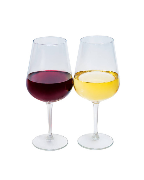 Verres à vin rouge et blanc isolés sur fond blanc - Photo, image