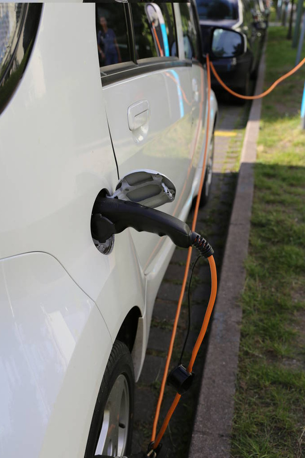 Alimentación eléctrica del coche Carga en la estación de carga electro movilidad ambiente amigable
 - Foto, Imagen