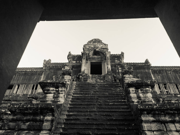 Vista ad angolo basso del tempio, Krong Siem Reap, Siem Reap, Cambogia
 - Foto, immagini