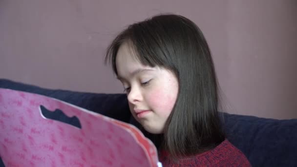 Down-szindrómás lány van rajz - Felvétel, videó