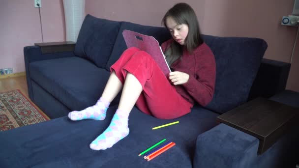 Down syndrome girl drawing - Felvétel, videó